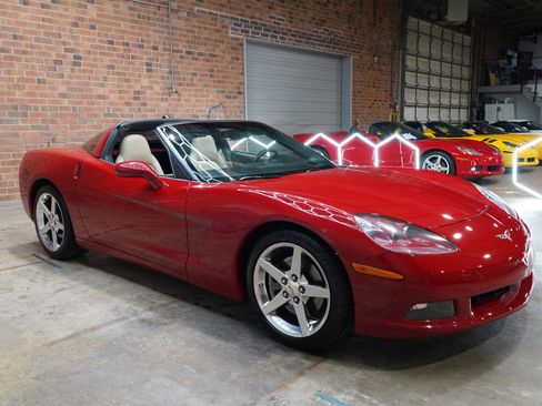 Used 2005 Chevrolet Corvette Coupe w/ Preferred Equipment Group RWD image 34