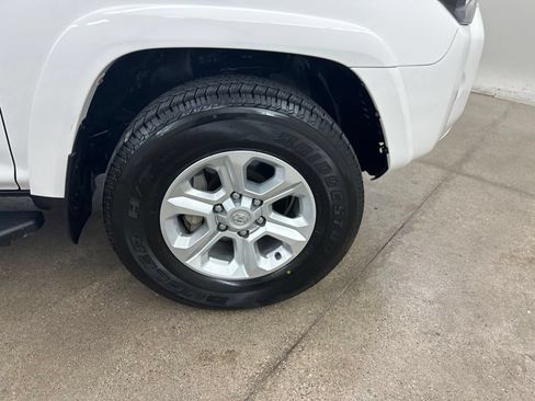 Used 2022 Toyota 4Runner SR5 Premium w/ Moonroof Package AWD/4WD image 15
