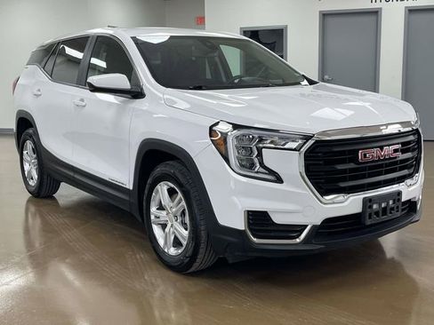 Used 2024 GMC Terrain SLE image 3