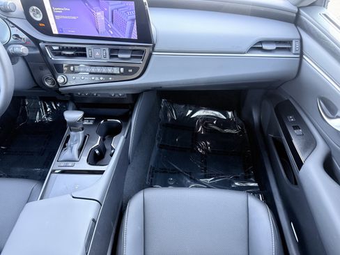 Used 2025 Lexus ES 300h F Sport image 31