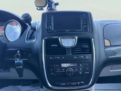 Used 2014 Chrysler Town & Country Touring FWD image 32