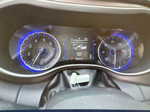 Used 2018 Chrysler Pacifica Touring Plus w/ Tire & Wheel Group FWD image 5