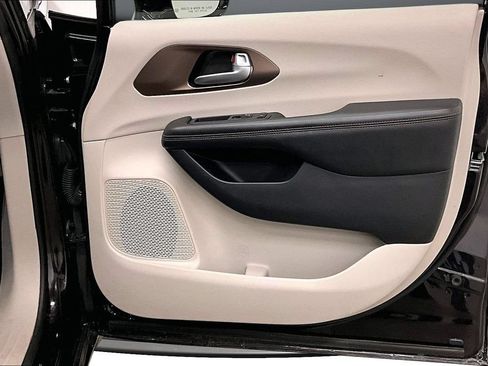 Used 2018 Chrysler Pacifica Touring-L FWD image 28