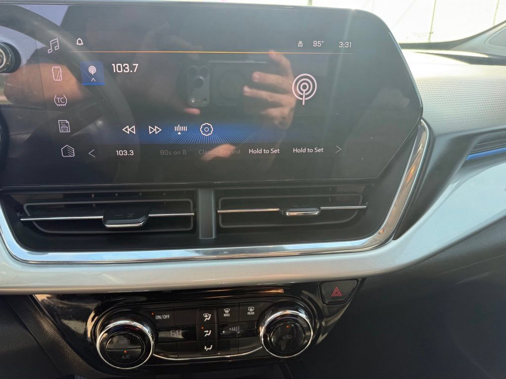 Used 2025 Chevrolet Trax LT FWD image 16