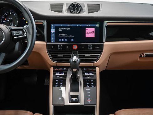Certified 2024 Porsche Macan AWD/4WD image 17