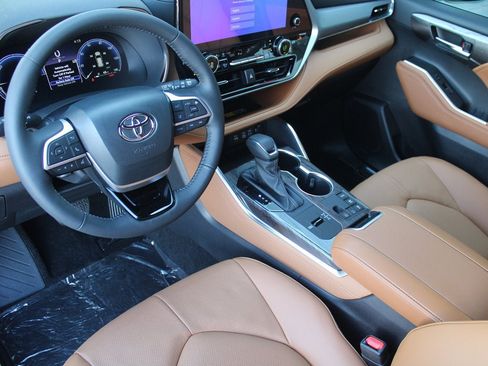 Used 2026 Toyota Highlander Platinum AWD/4WD image 2