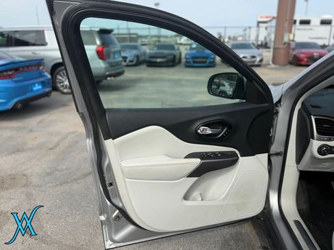 Used 2021 Jeep Cherokee Limited AWD/4WD image 11