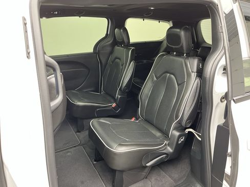 Used 2022 Chrysler Pacifica Limited w/ S Appearance Package FWD image 12