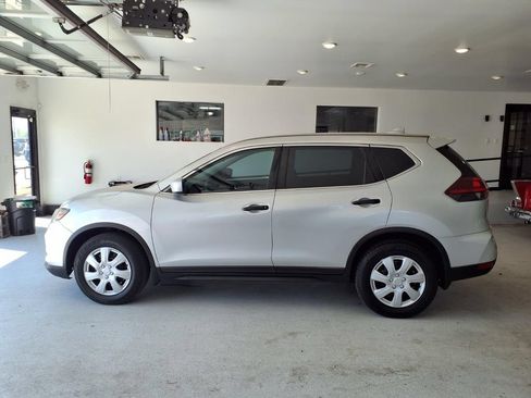 Used 2018 Nissan Rogue S FWD image 2