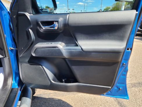 Used 2016 Toyota Tacoma TRD Sport w/ Towing Package AWD/4WD image 9