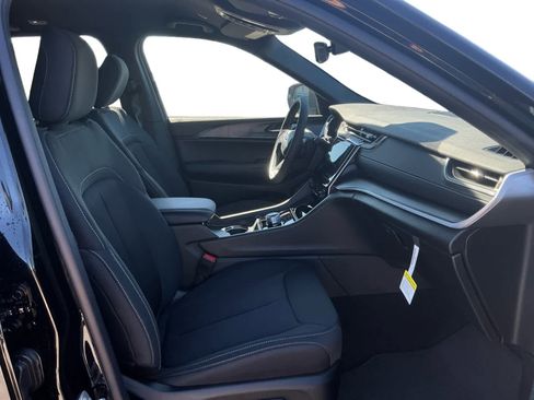 New 2025 Jeep Grand Cherokee Laredo w/ Luxury Tech Group I image 16