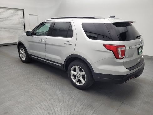 Used 2018 Ford Explorer XLT FWD image 3