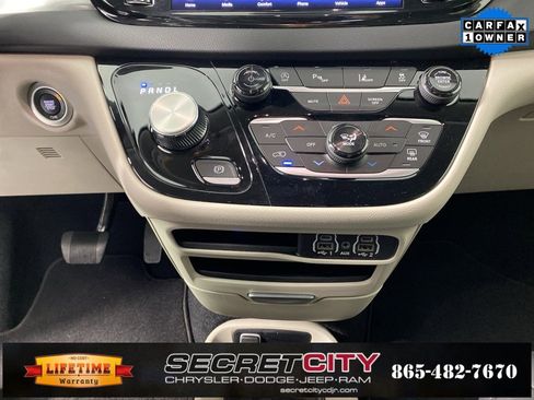 Used 2024 Chrysler Pacifica Touring-L image 22