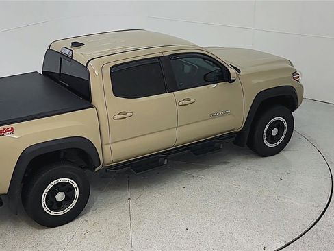 Used 2018 Toyota Tacoma TRD Off-Road AWD/4WD image 19