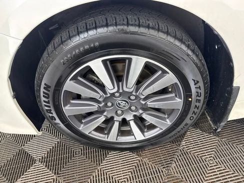 Used 2019 Toyota Sienna Limited Premium FWD image 31