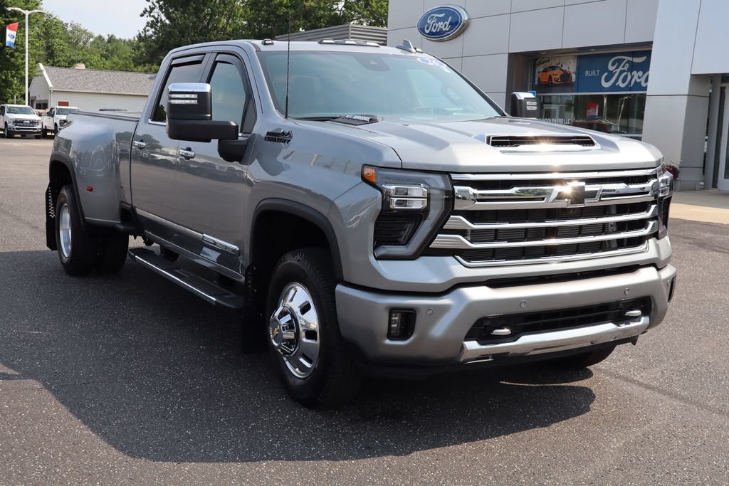 Used 2026 Chevrolet Silverado 3500 High Country w/ High Country Premium Package AWD/4WD image 2