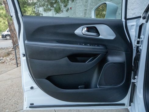 Used 2020 Chrysler Pacifica Touring w/ S Appearance Package FWD image 7