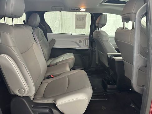 Used 2025 Toyota Sienna XLE image 59