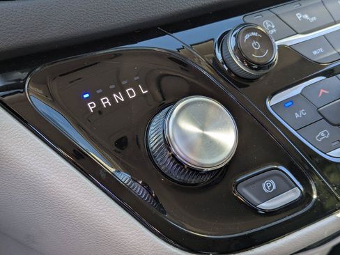Used 2023 Chrysler Pacifica Touring-L FWD image 16