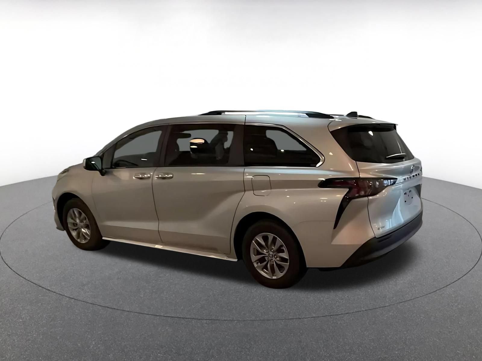 Used 2025 Toyota Sienna XLE FWD image 13