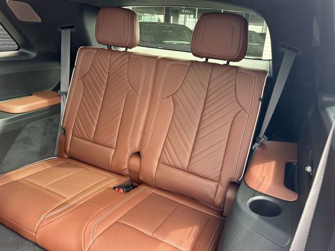 New 2026 Cadillac Vistiq Platinum image 17