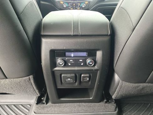 Used 2023 Chevrolet Traverse Premier FWD image 21