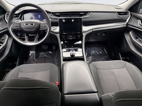 Used 2023 Jeep Grand Cherokee Laredo image 14