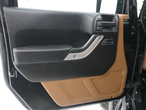 Used 2013 Jeep Wrangler Unlimited Rubicon w/ Connectivity Group image 16