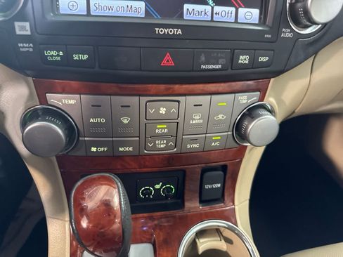 Used 2012 Toyota Highlander Limited w/ Tow Pkg AWD/4WD image 30