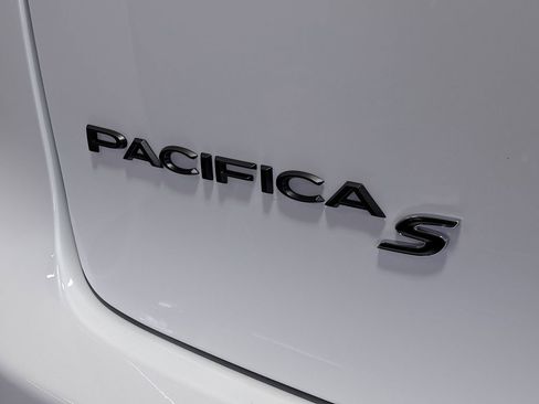 New 2026 Chrysler Pacifica Limited image 8