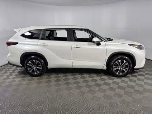 Used 2025 Toyota Highlander XLE FWD image 10