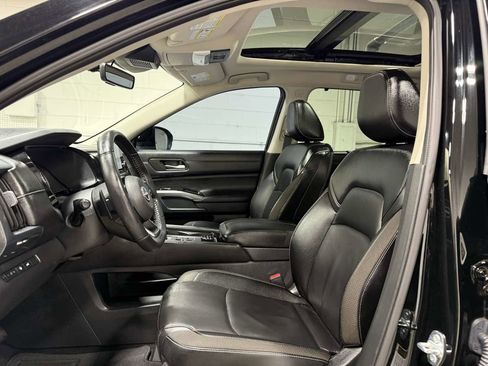 Used 2024 Nissan Pathfinder SL w/ SL Premium Package image 16