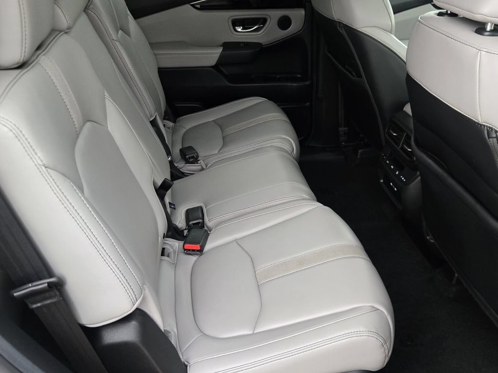 Certified 2025 Honda Pilot Touring image 17