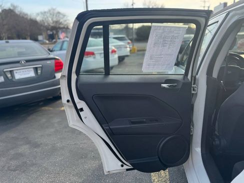 Used 2009 Dodge Caliber SXT FWD image 8