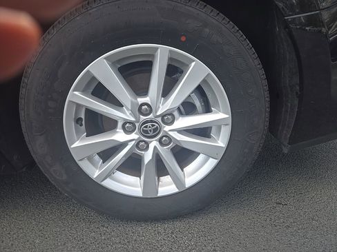 Used 2025 Toyota Camry LE image 7