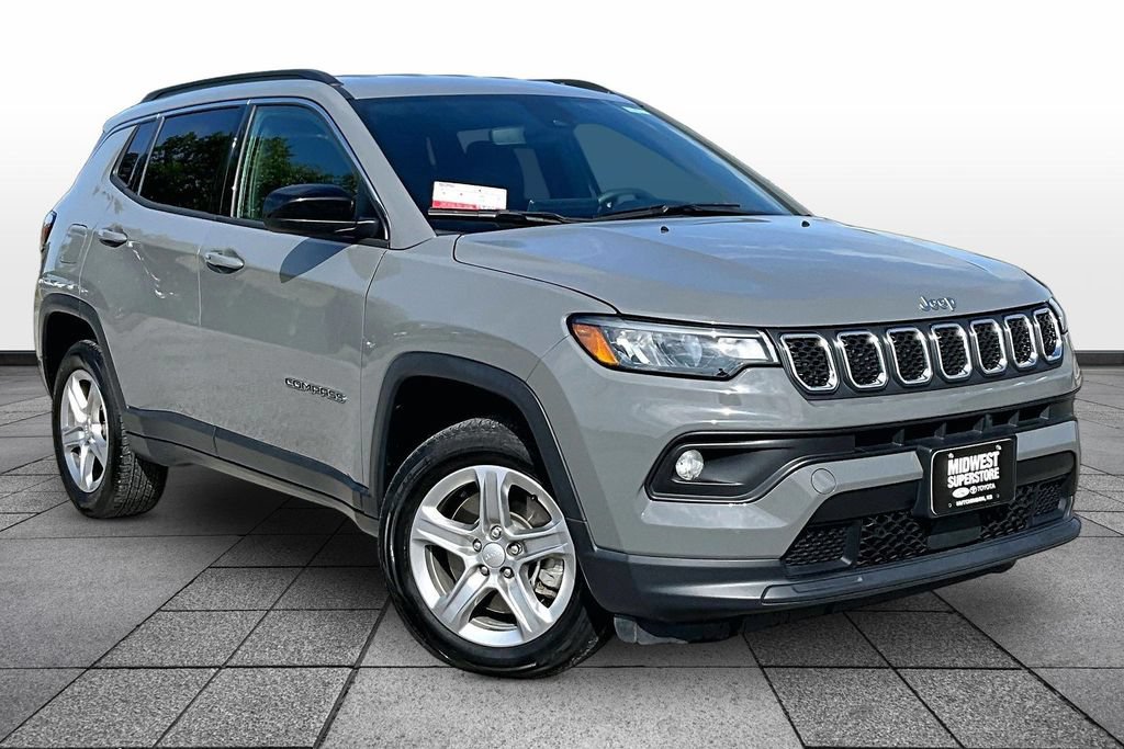 Used 2024 Jeep Compass Latitude w/ Altitude Special Edition AWD/4WD image 2