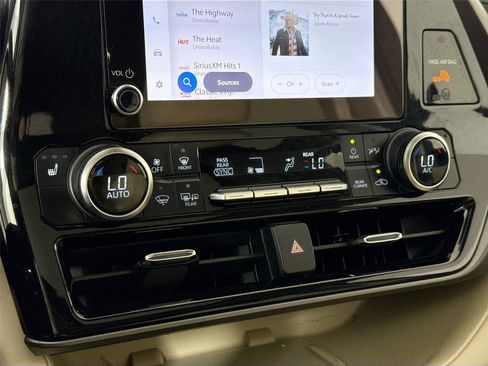 Certified 2024 Toyota Highlander XLE image 26