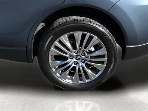 Used 2021 Toyota Venza XLE image 8