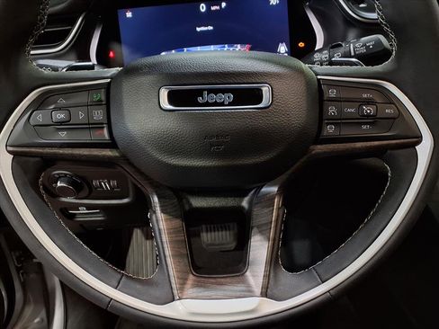 Used 2023 Jeep Grand Cherokee L Laredo image 11