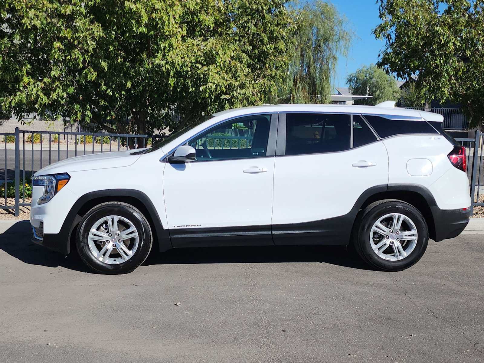 Used 2024 GMC Terrain SLE FWD image 5