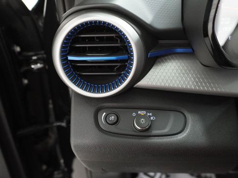 Used 2026 Chevrolet Trax LS w/ LS Convenience Package FWD image 13
