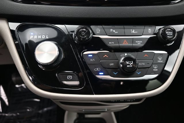Used 2024 Chrysler Pacifica Touring-L FWD image 19