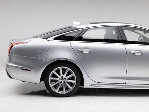 Used 2016 Jaguar XJ R-Sport image 17