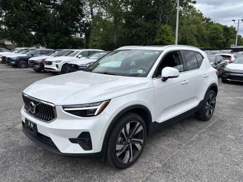 Used 2025 Volvo XC40 B5 Plus w/ Protection Package Premier AWD/4WD image 2