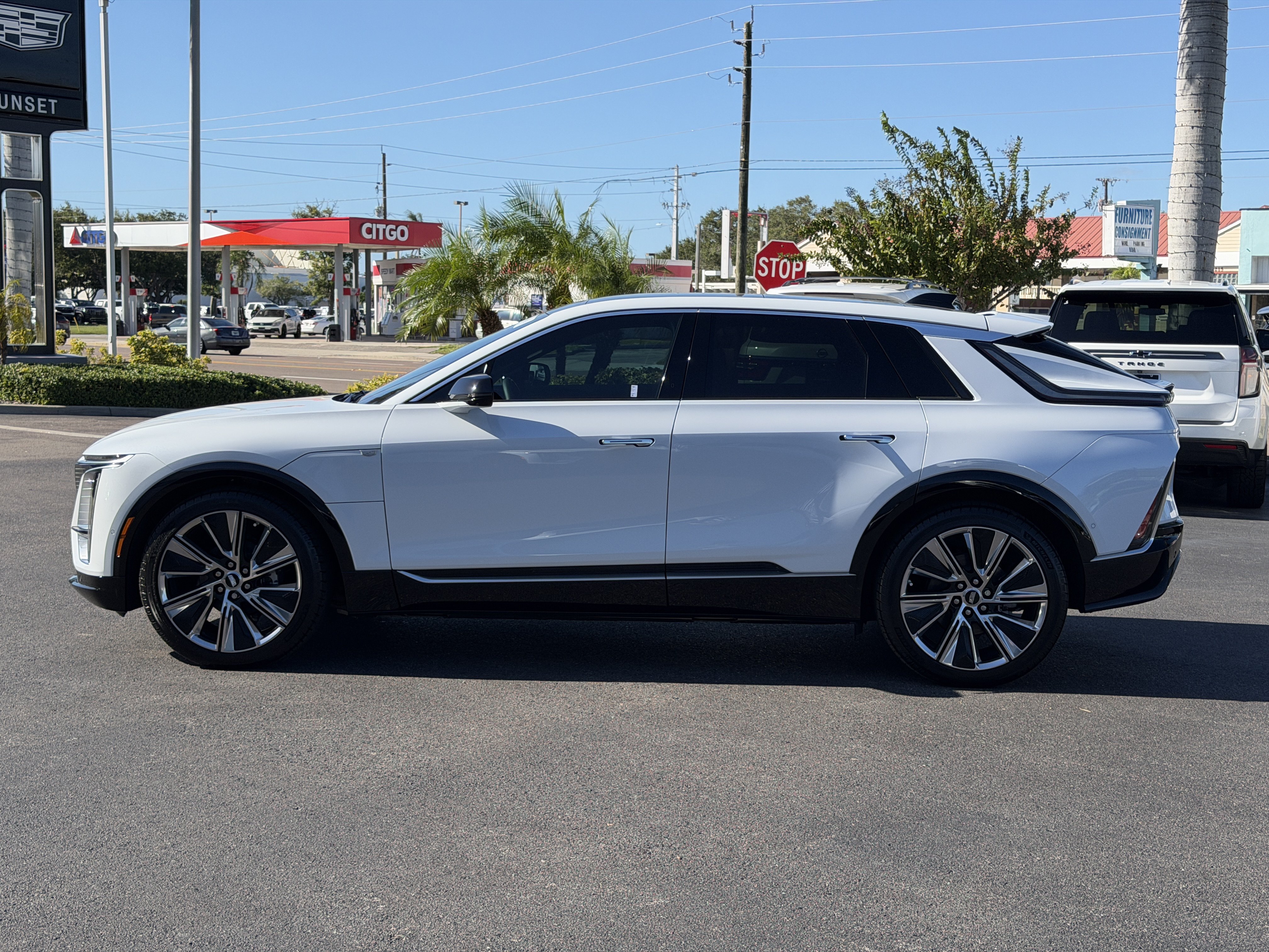 Used 2027 Cadillac Lyriq Signature Luxury RWD image 4