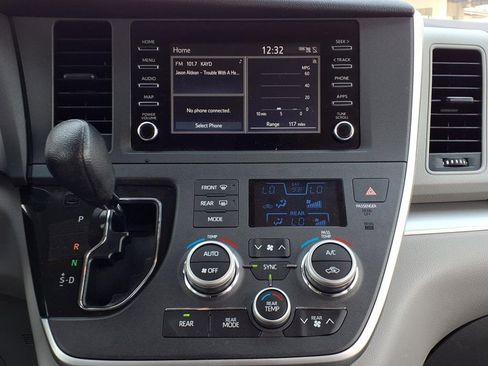 Used 2020 Toyota Sienna L image 19