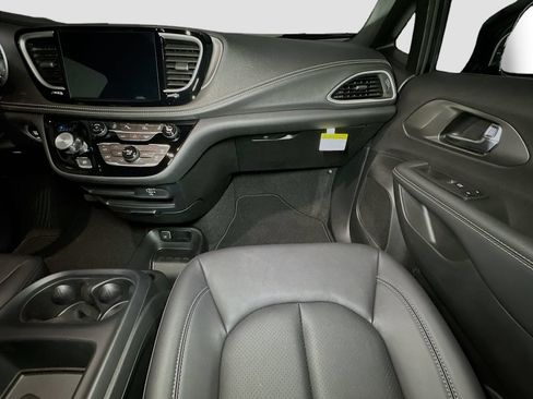 New 2026 Chrysler Pacifica Select AWD/4WD image 25