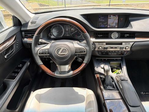 Used 2016 Lexus ES 350 w/ Luxury Package w/Wood Trim FWD image 23