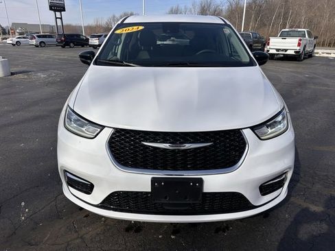 Used 2024 Chrysler Pacifica Touring-L image 8