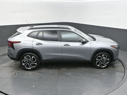 Used 2026 Chevrolet Trax RS w/ Sunroof Package FWD image 39
